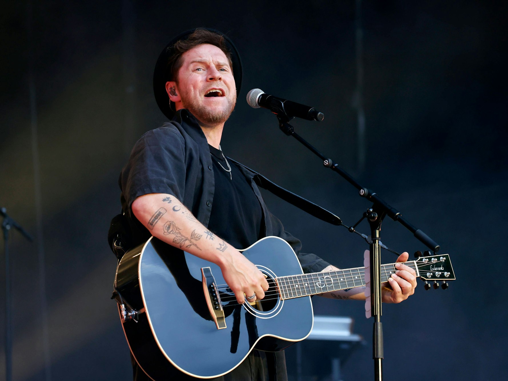 Popsänger Johannes Oerding bei seinem Konzert auf der Bühne des Bonner KunstRasen.