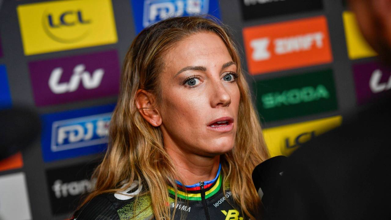 Pauline Ferrand-Prévot wird interviewt.