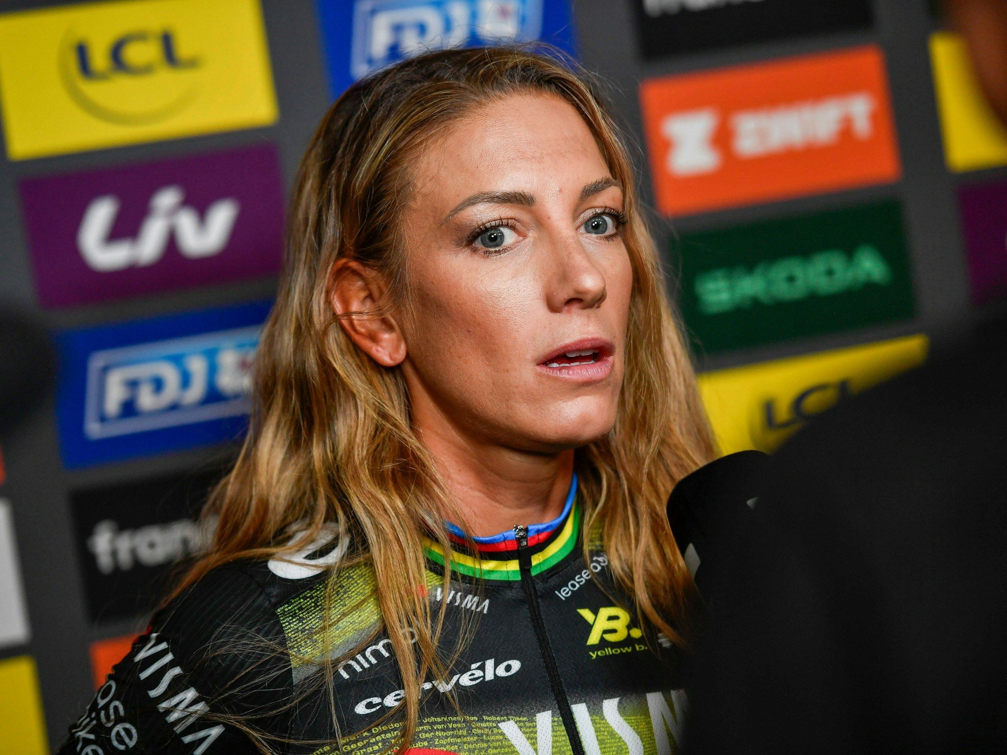 Pauline Ferrand-Prévot wird interviewt.