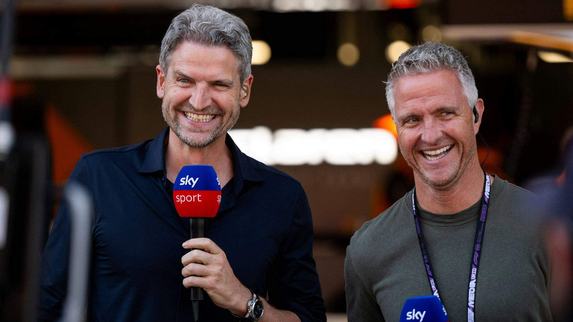 Sky-Reporter Peter Hardenacke (l.) und Experte Ralf Schumacher mit guter Laune.
