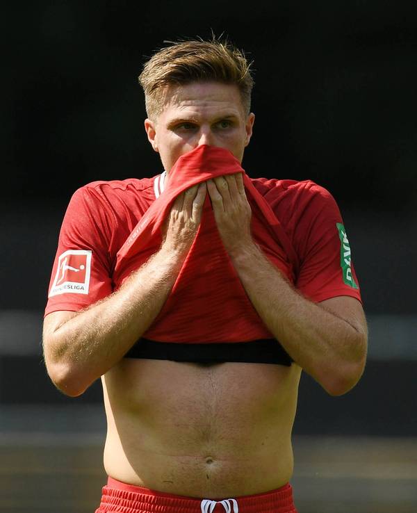 Marius Bülter zieht sich sein Trikot nach oben.