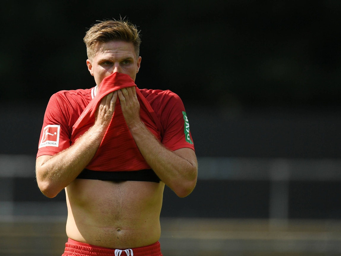 Marius Bülter zieht sich sein Trikot nach oben.