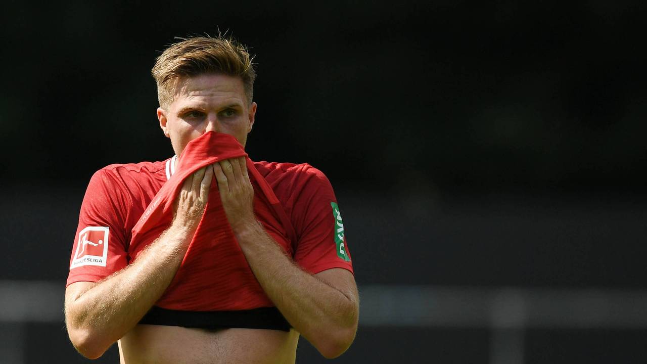 Marius Bülter zieht sich sein Trikot nach oben.