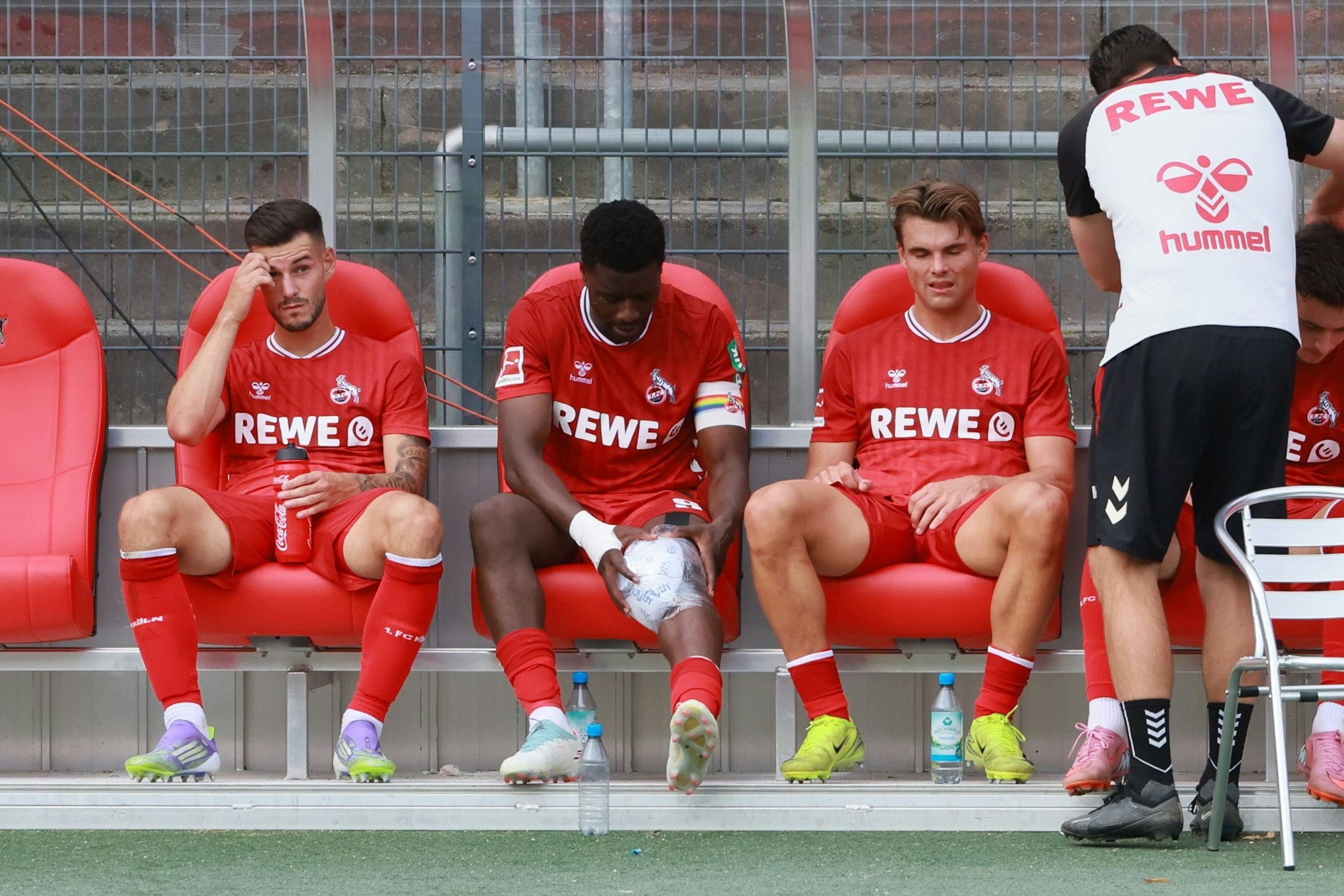 Ragnar Ache kühlt sich sein verletztes Knie mit einem Eisbeutel.