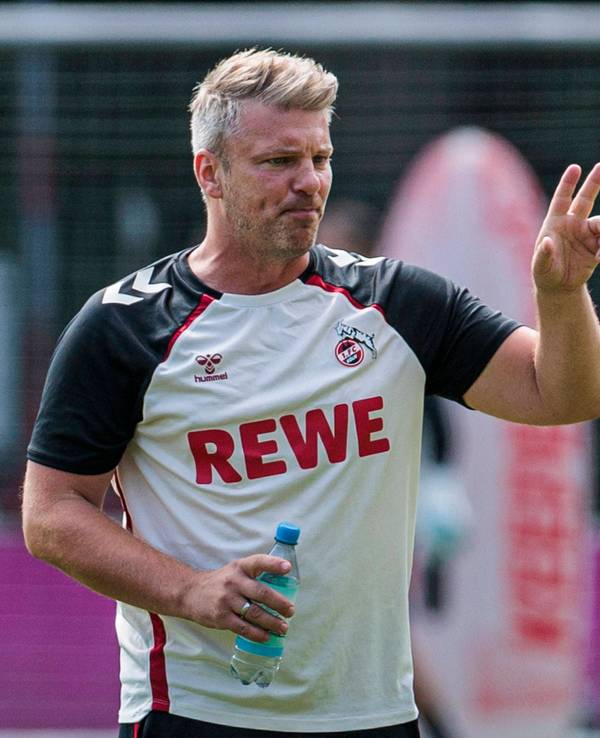Lukas Kwasniok gibt beim FC-Training Anweisungen.