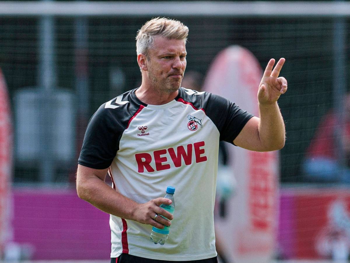 Lukas Kwasniok gibt beim FC-Training Anweisungen.