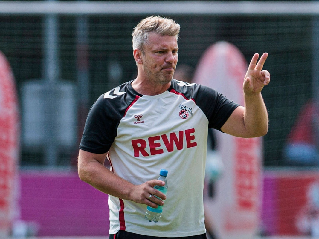 Lukas Kwasniok gibt beim FC-Training Anweisungen.