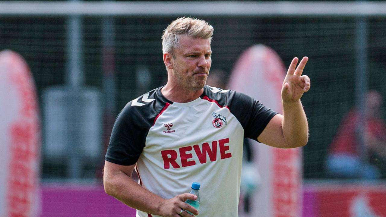 Lukas Kwasniok gibt beim FC-Training Anweisungen.