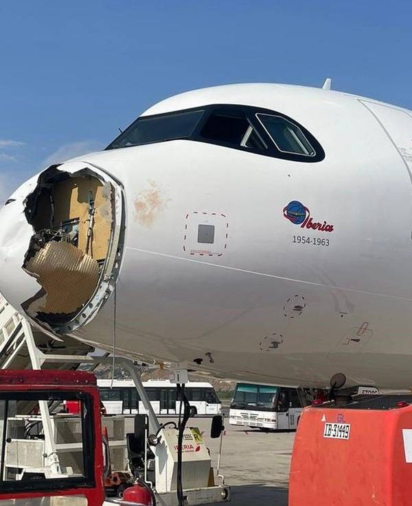 Eine beschädigte Iberia-Maschine in Madrid
