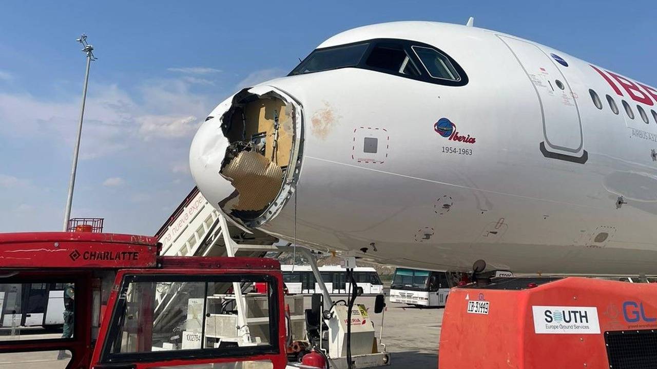 Eine beschädigte Iberia-Maschine in Madrid
