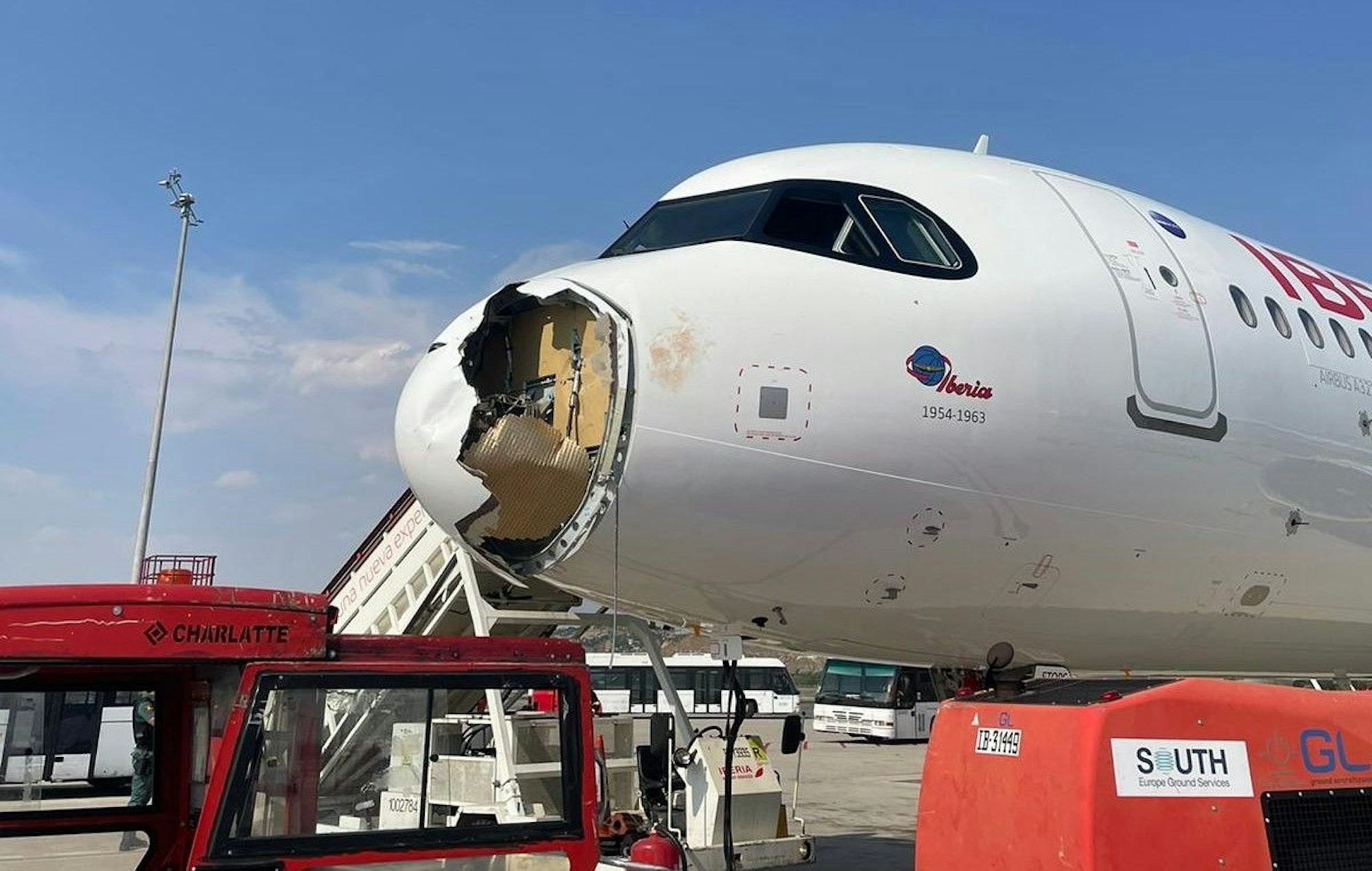 Massiver Schaden an der Nase eines Iberia-Flugzeugs