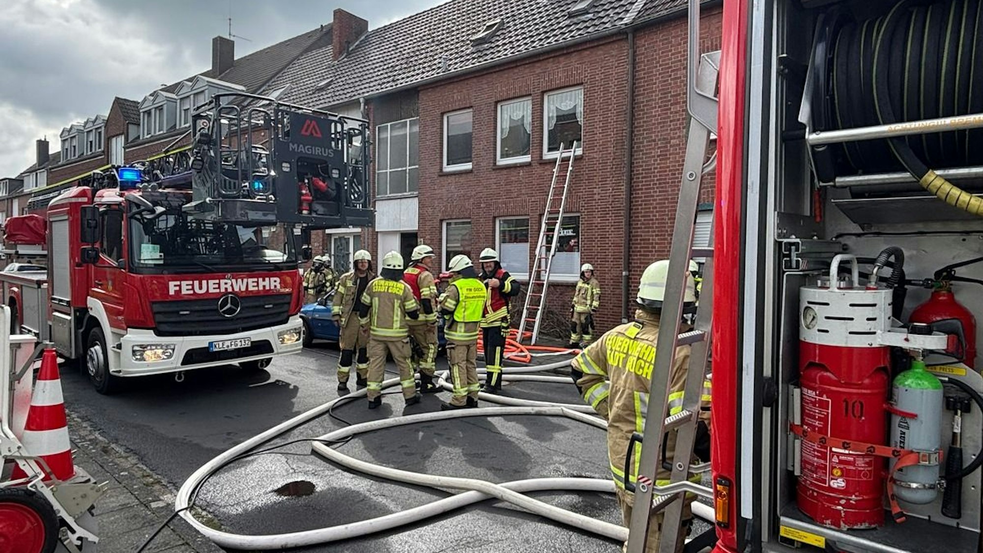 Feuerwehr Goch: Kellerbrand: Feuerwehr führt Person aus Gebäude