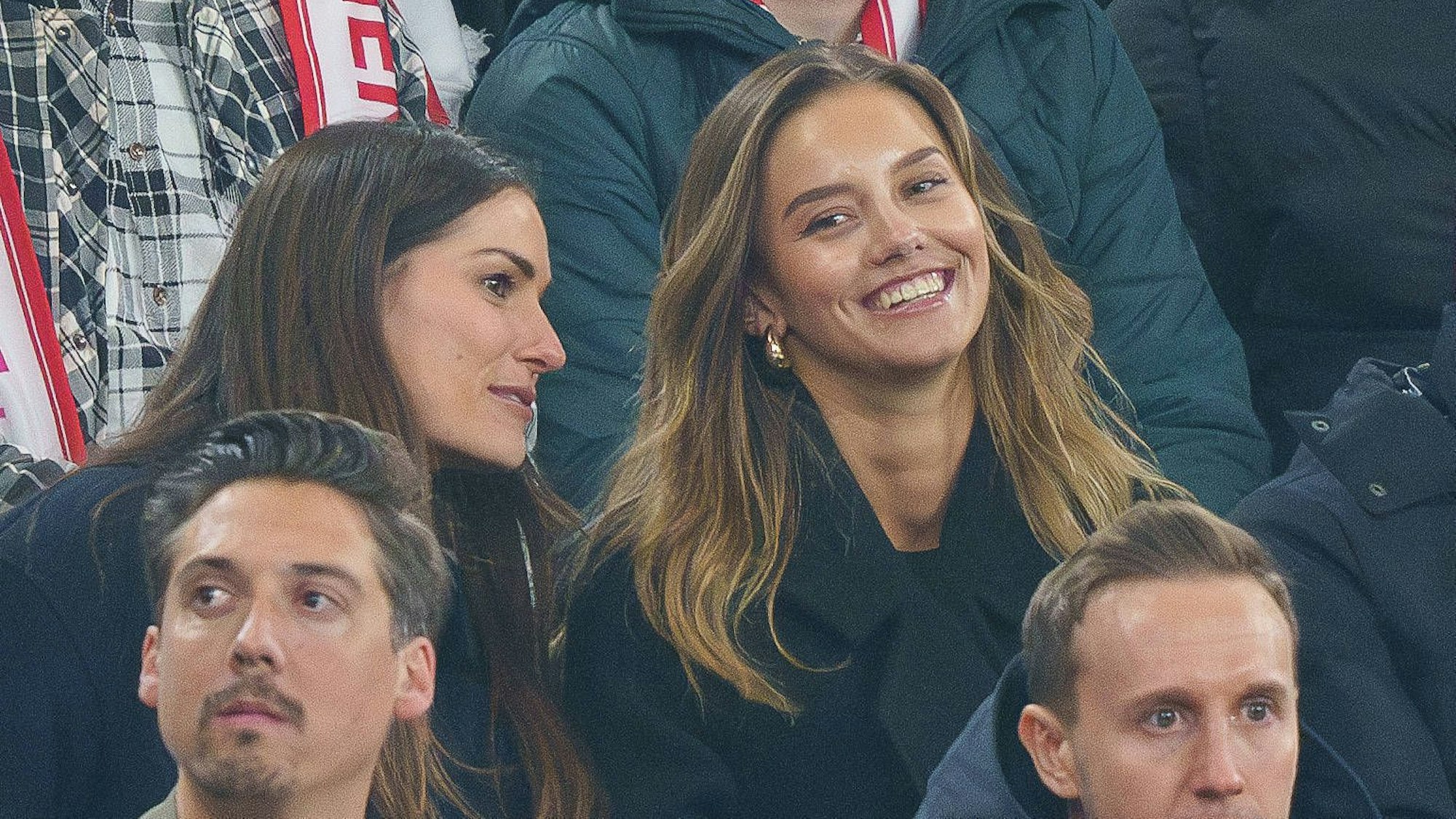 Model Nicola Cavanis (r.) mit guter Laune.