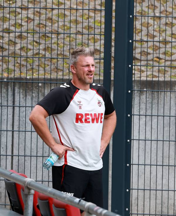 FC-Trainer Lukas Kwasniok am 3. August 2025 beim Testspiel gegen Vitesse Arnheim.
