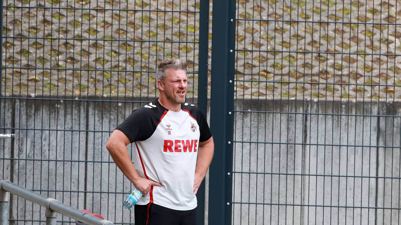 FC-Trainer Lukas Kwasniok am 3. August 2025 beim Testspiel gegen Vitesse Arnheim.