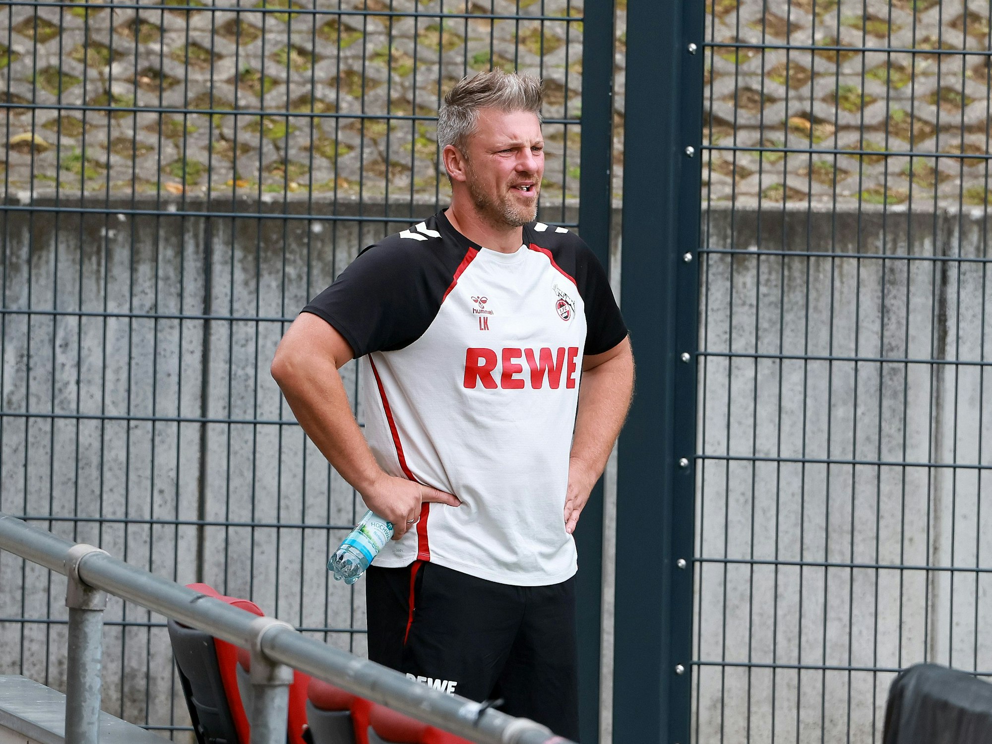 FC-Trainer Lukas Kwasniok am 3. August 2025 beim Testspiel gegen Vitesse Arnheim.