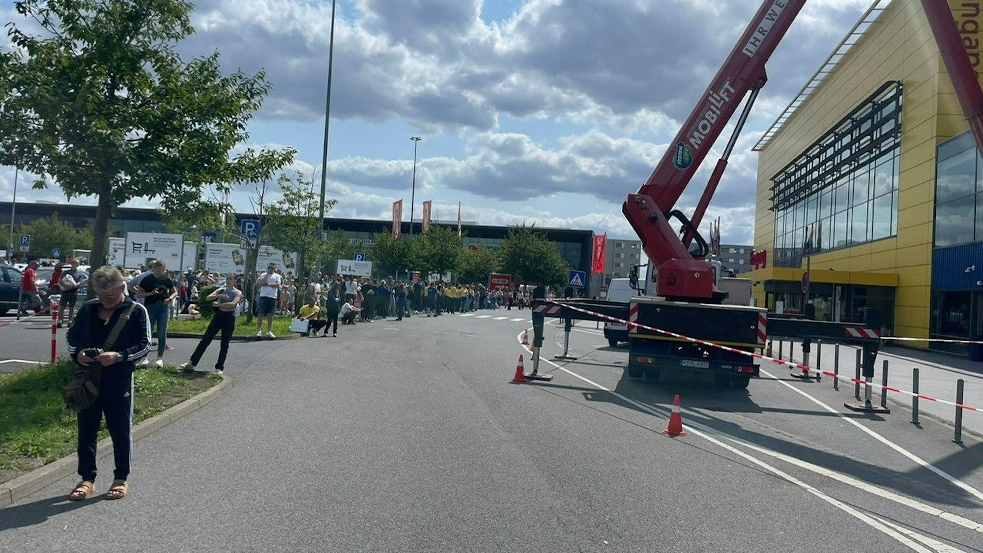 Leute stehen vor einem Ikea in Köln.