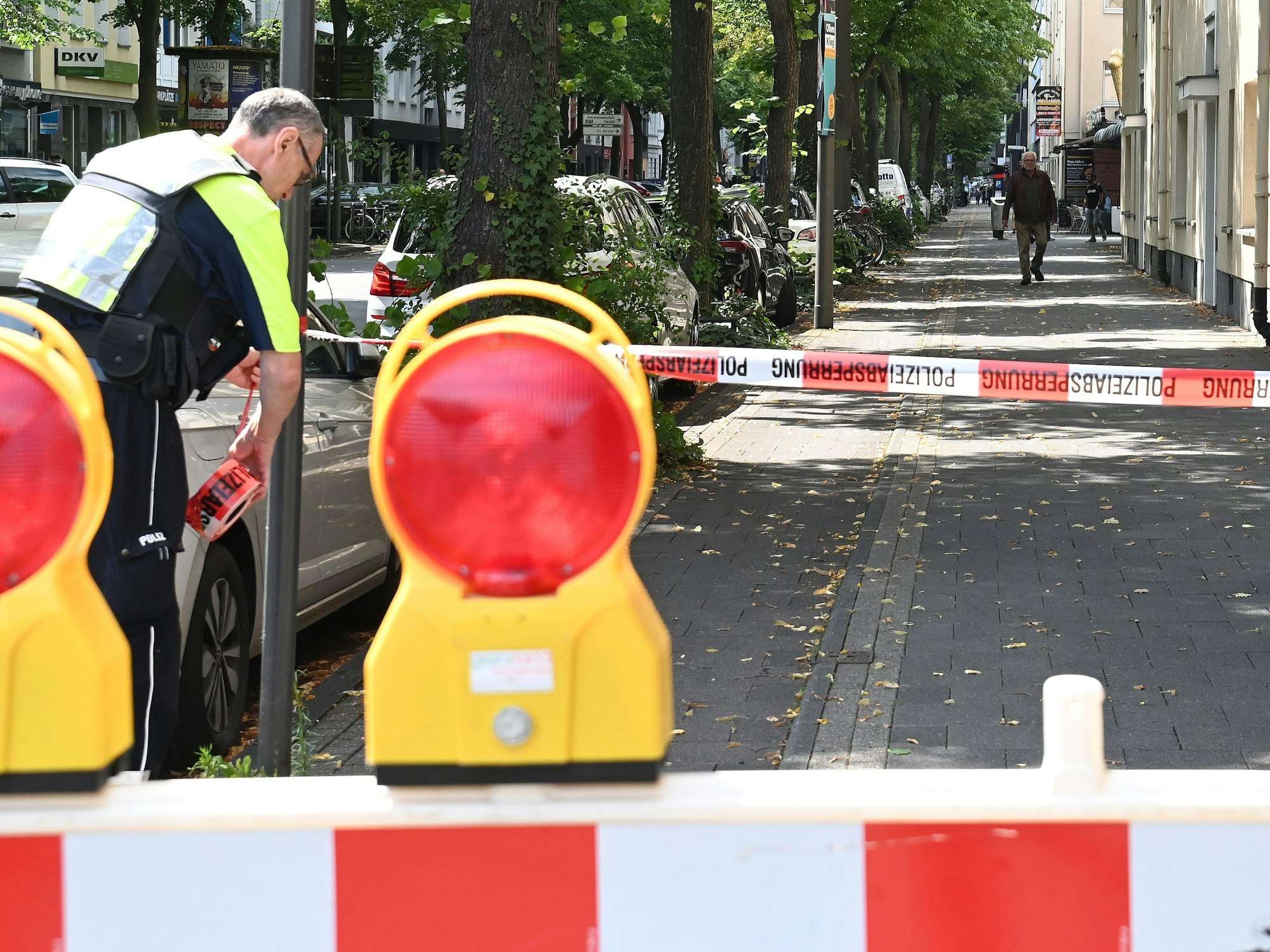 An der Dürener Straße wird die Evakuierungszone mit Flatterband abgesperrt.