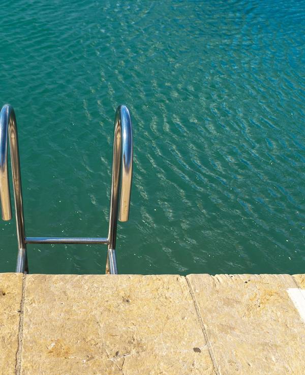 Die Kinderleichen wurden in einem privaten Swimmingpool gefunden. (Symbolfoto