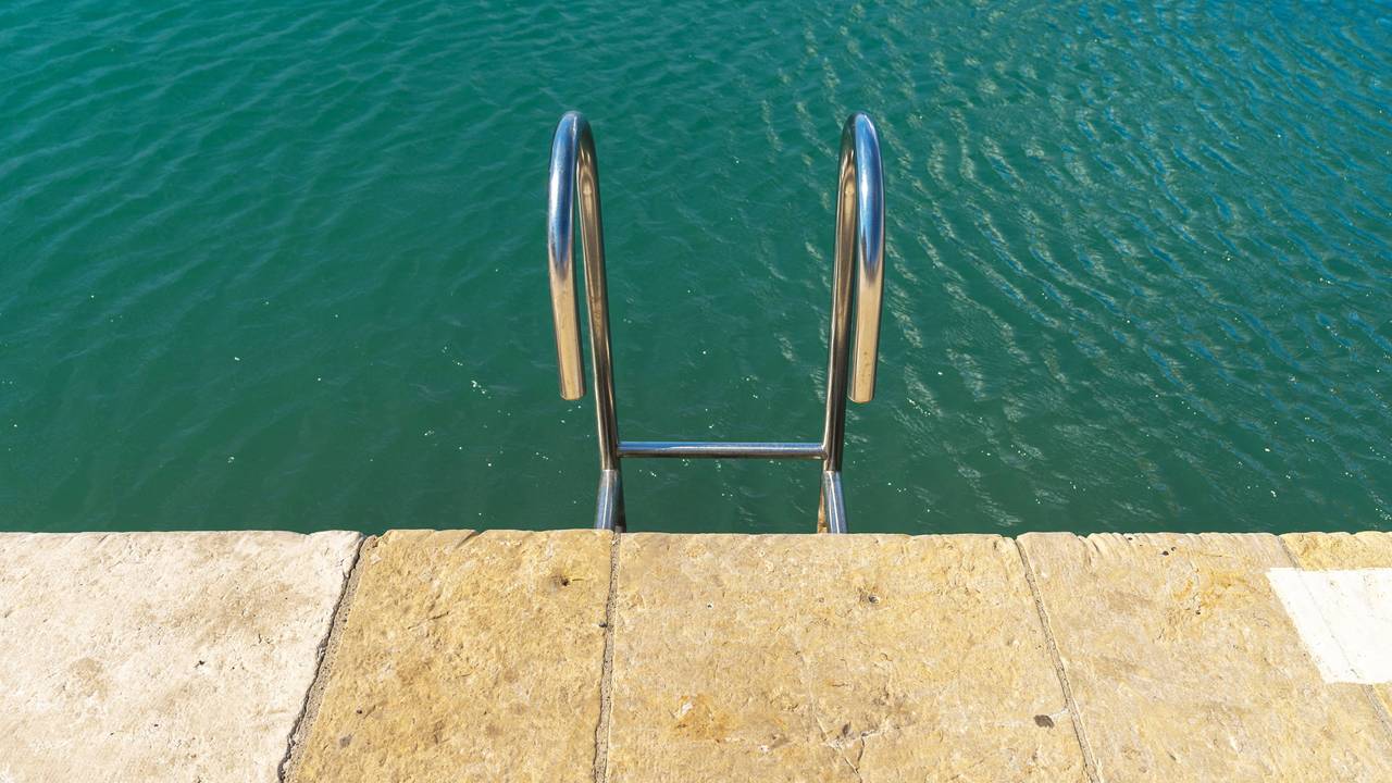 Die Kinderleichen wurden in einem privaten Swimmingpool gefunden. (Symbolfoto