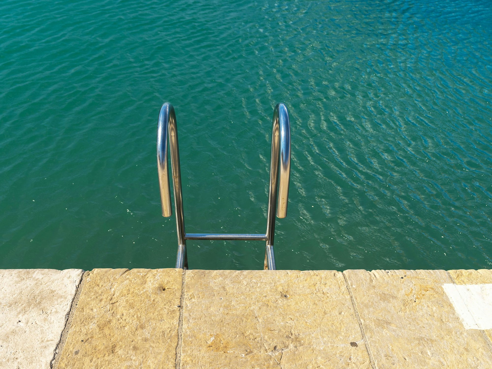 Die Kinderleichen wurden in einem privaten Swimmingpool gefunden. (Symbolfoto
