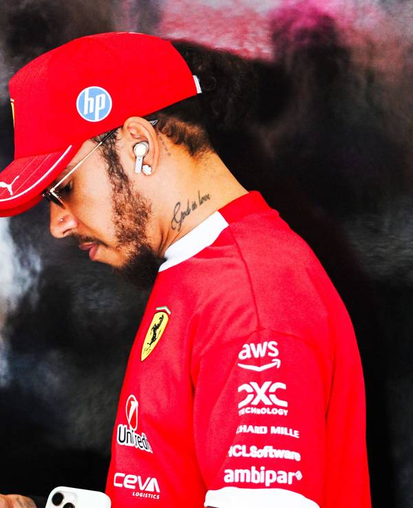 Lewis Hamilton mit roter Ferrari-Kappe und Sonnenbrille.