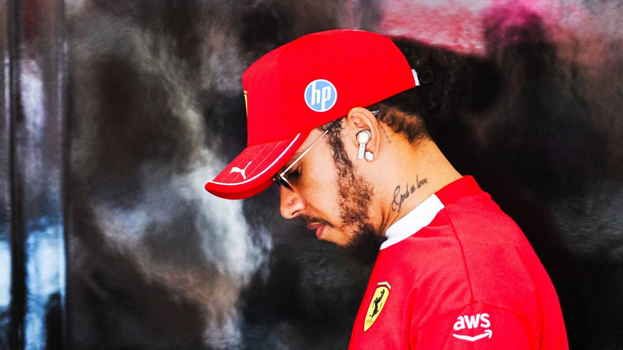Lewis Hamilton mit roter Ferrari-Kappe und Sonnenbrille.
