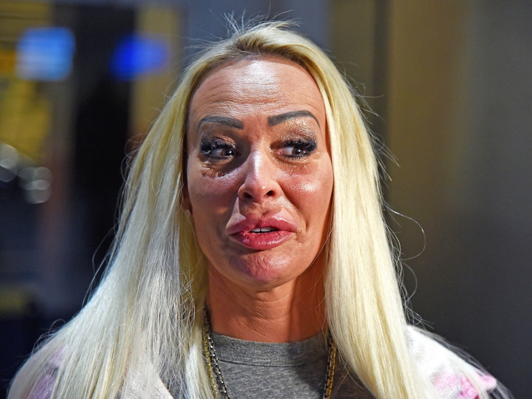 Cora Schumacher spricht mit Reportern.