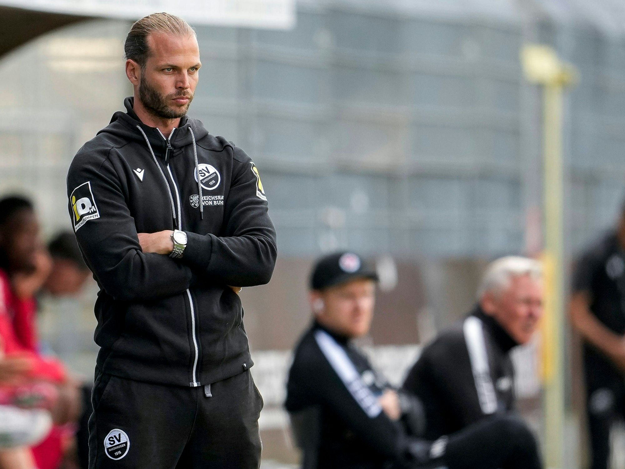 Dennis Diekmeier steht am Spielfelfrand.