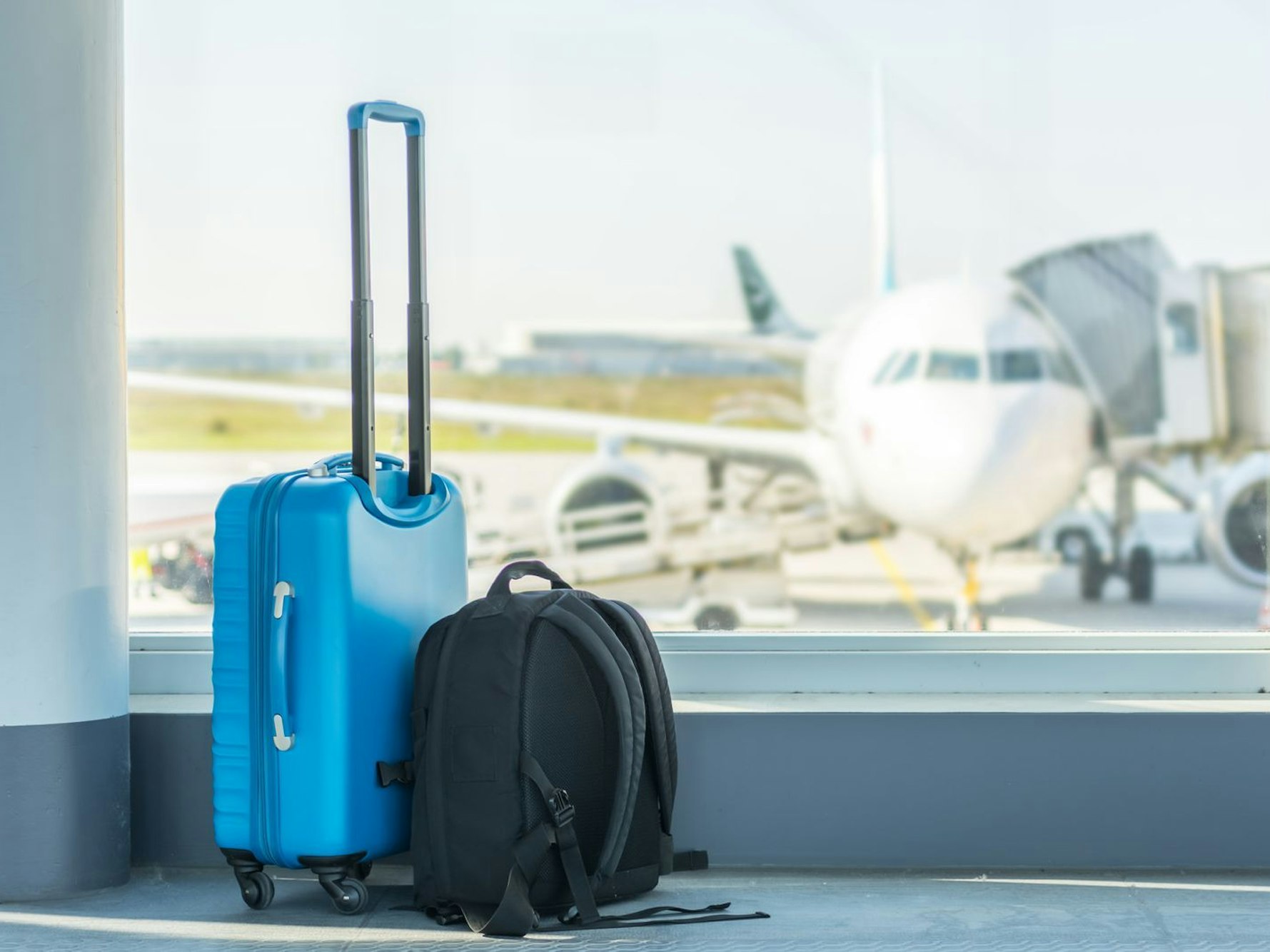Aus Sicht der Verbraucherzentrale sind Airlines dazu verpflichtet, angemessen großes Handgepäck ohne Aufpreis zu transportieren. (Bild: iStokc/Ralf Geithe)