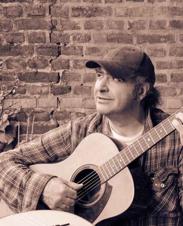 Vassilios „Nick“ Nikitakis spielt Gitarre.