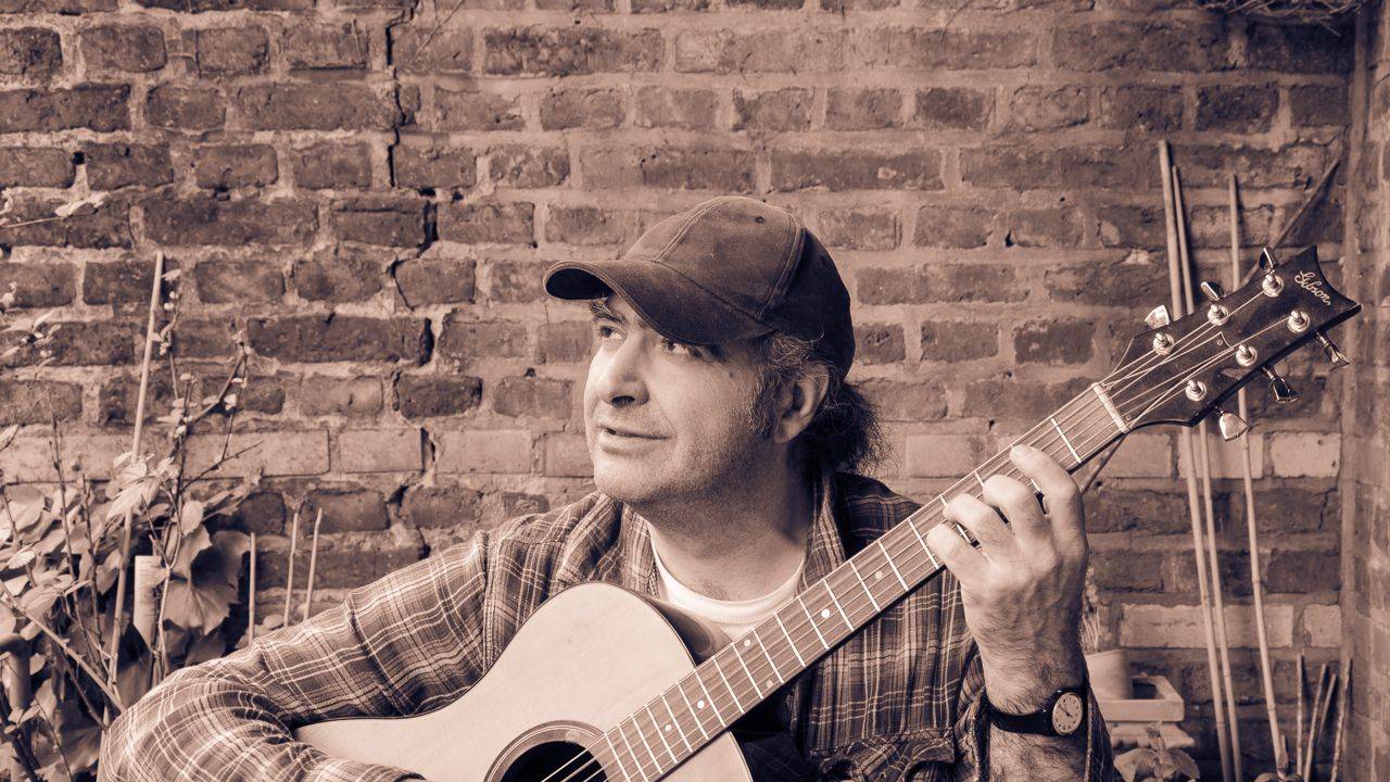 Vassilios „Nick“ Nikitakis spielt Gitarre.