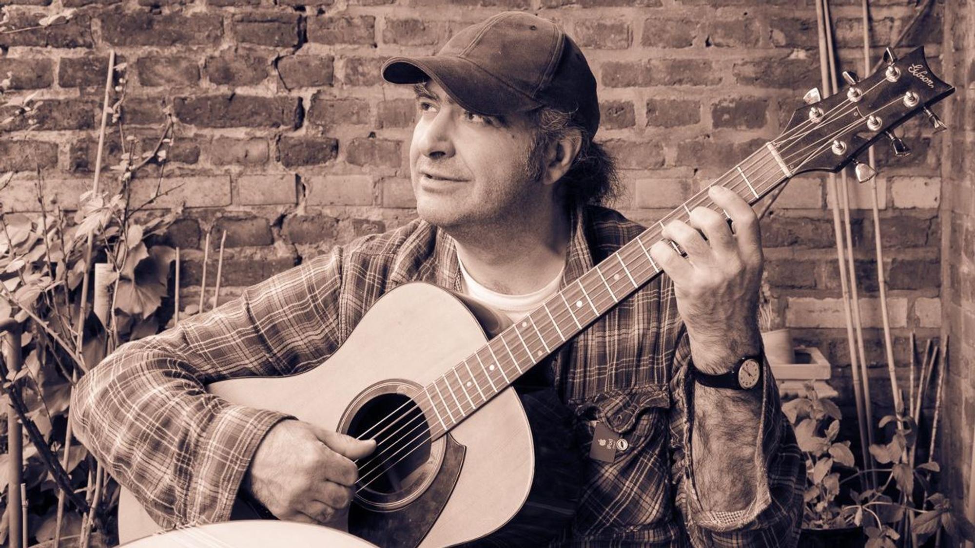 Vassilios „Nick“ Nikitakis spielt Gitarre.