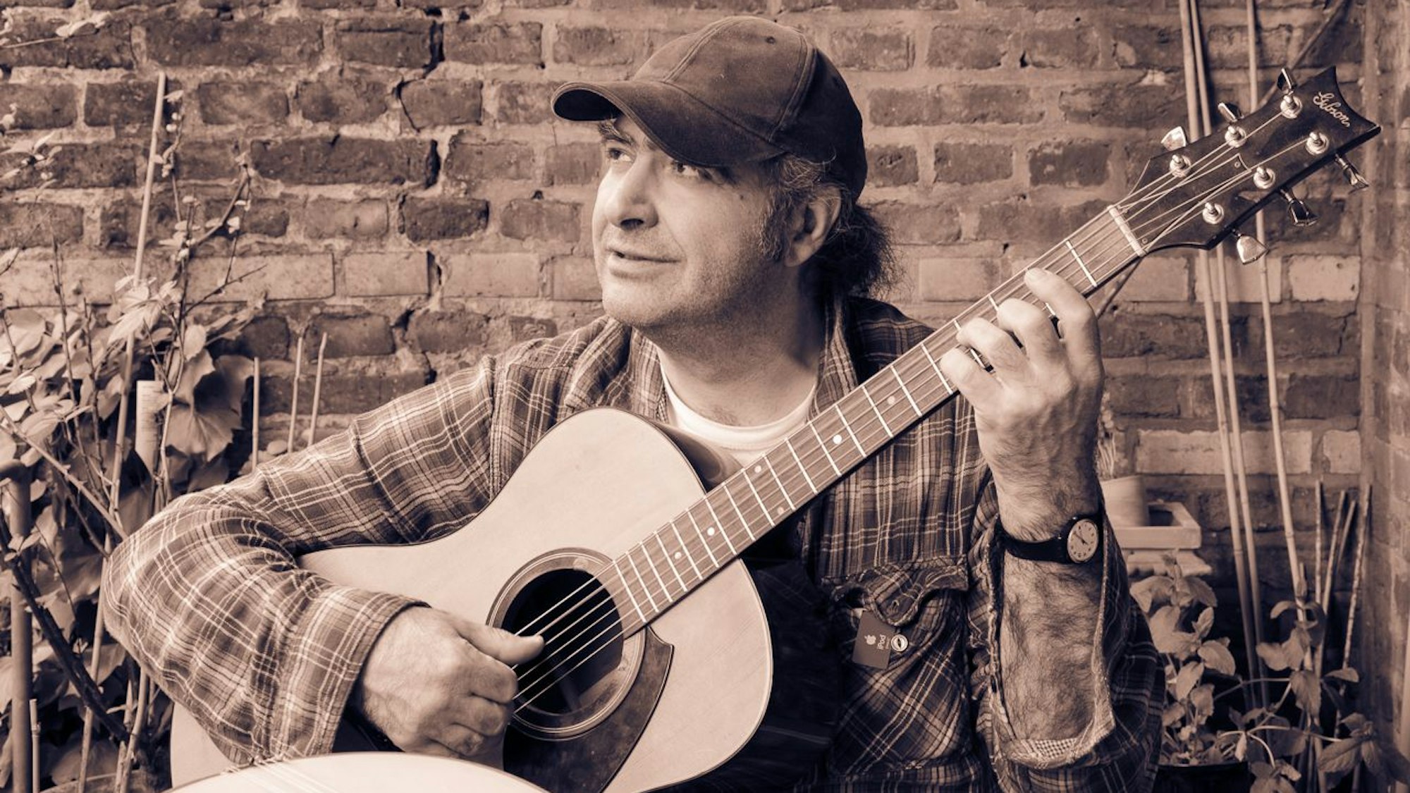 Vassilios „Nick“ Nikitakis spielt Gitarre.