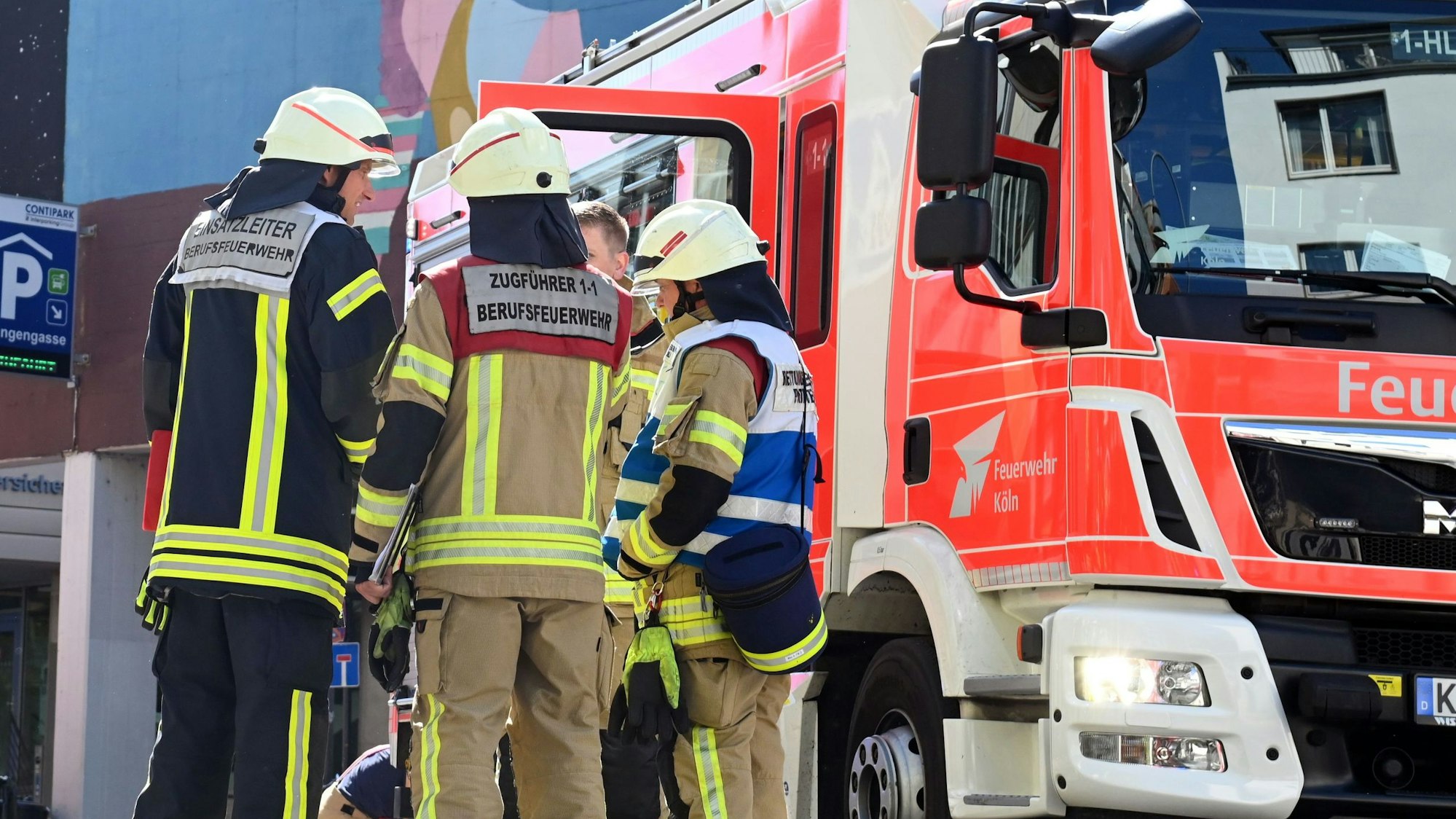 Einsatzkräfte der Feuerwehr bei einem Einsatz (Symbolfoto)