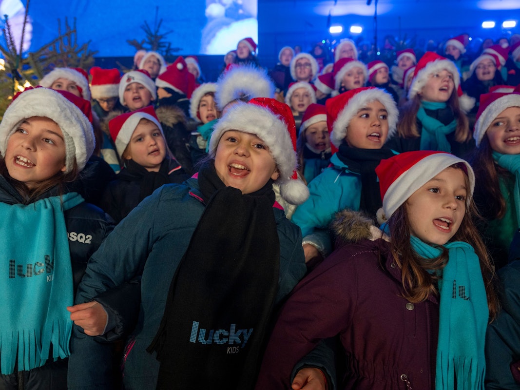 Kinder der Lucky Kids bei „Loss mer Weihnachtsleeder singe“ im Stadion.