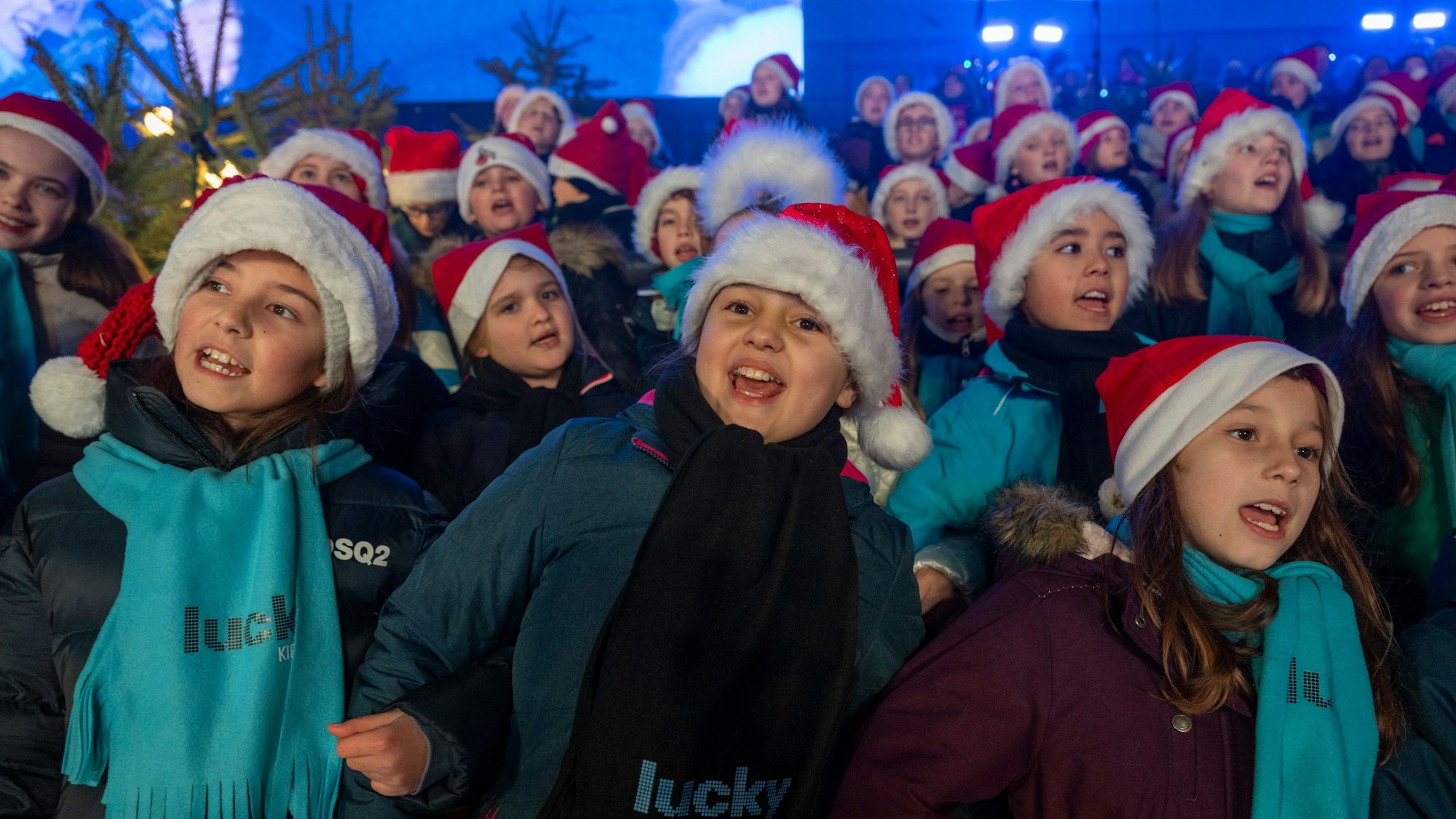 23.12.2024, Köln: Die Mitsing-Veranstaltung „Loss mer Weihnachtsleeder singe“ begeistert im Rhein-Energie-Stadion. Foto: Uwe Weiser