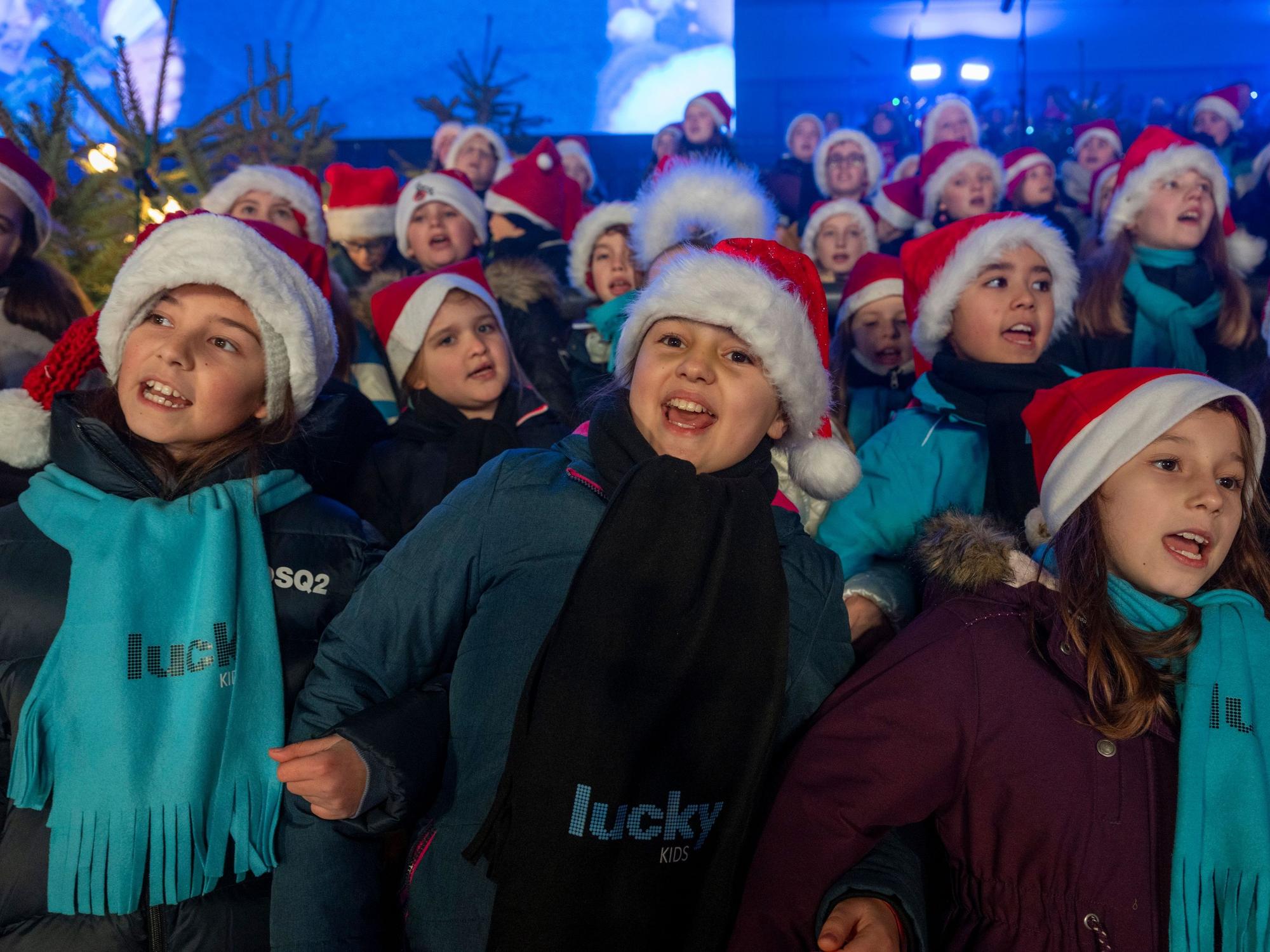 Kinder der Lucky Kids bei „Loss mer Weihnachtsleeder singe“ im Stadion.