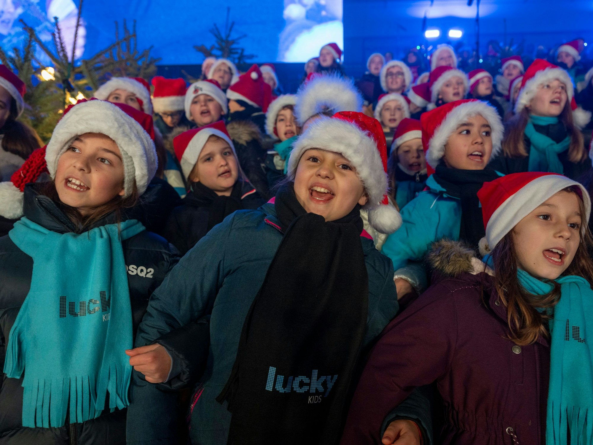 Kinder der Lucky Kids bei „Loss mer Weihnachtsleeder singe“ im Stadion.