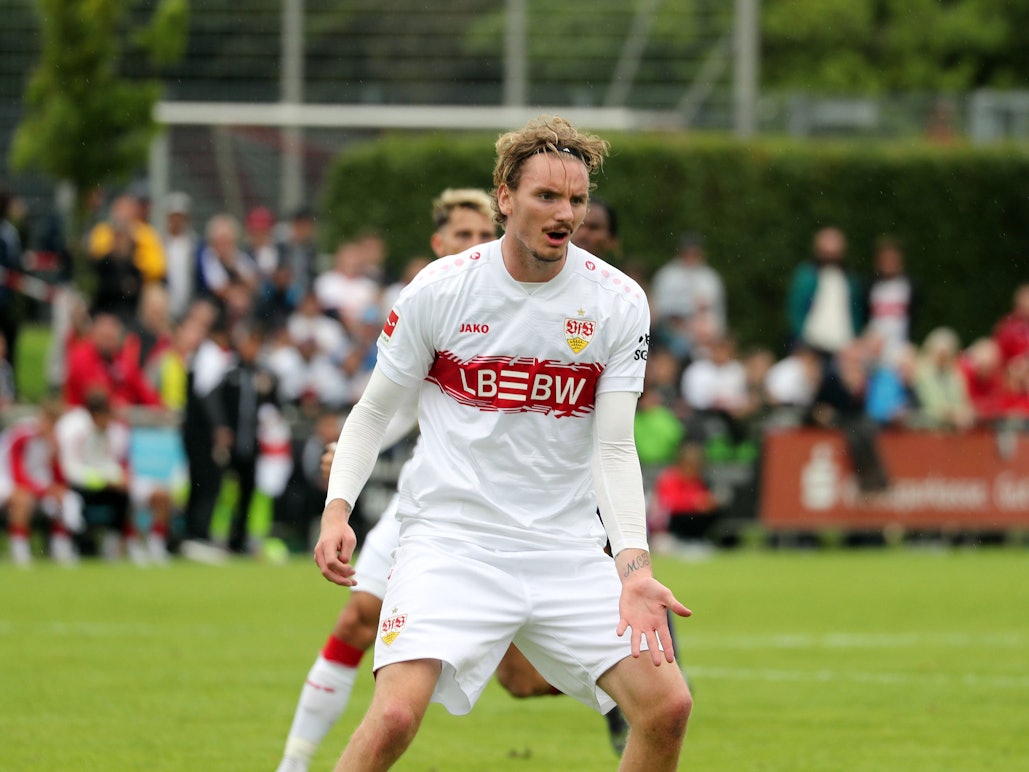 Nick Woltemade fordert den Ball mit einem Handzeichen