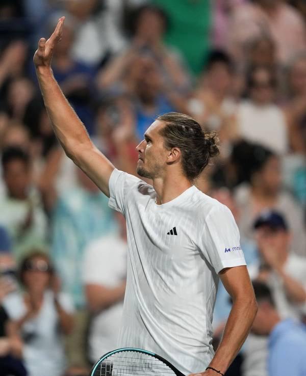Alexander Zverev winkt einem Störenfried hinterher.