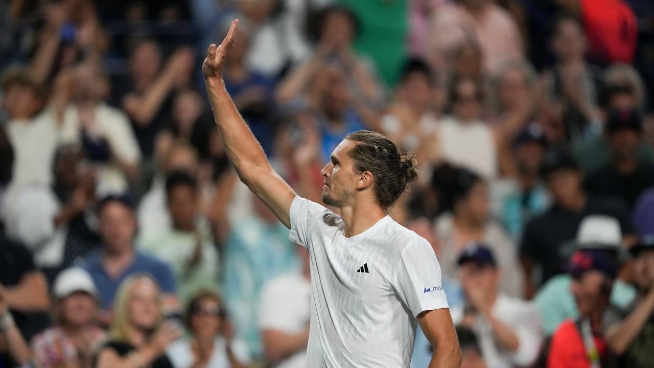 Alexander Zverev winkt einem Störenfried hinterher.