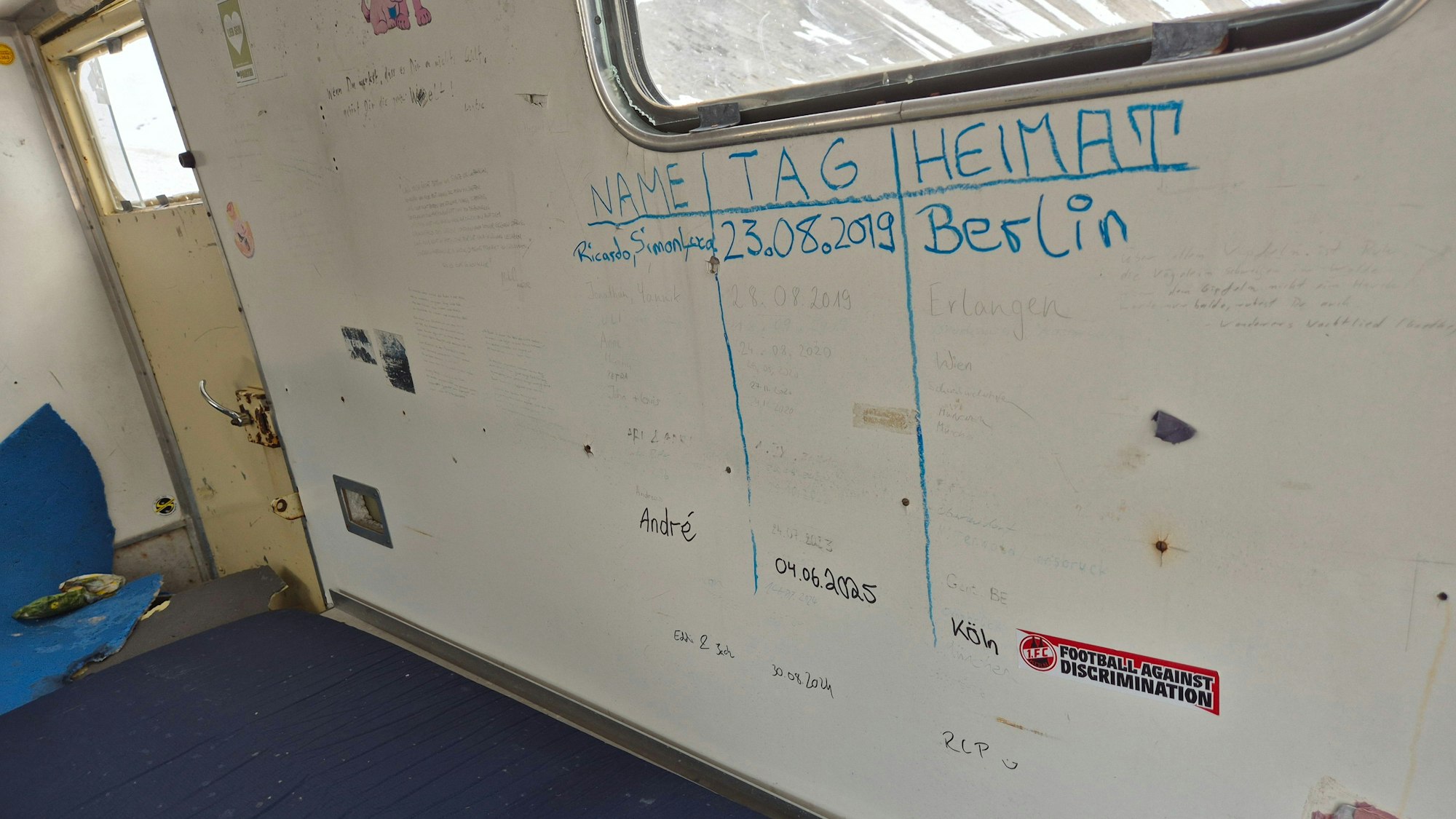 In der Biwakschachtel klebte André Gijbels am 4. Juni 2025 seinen FC-Sticker