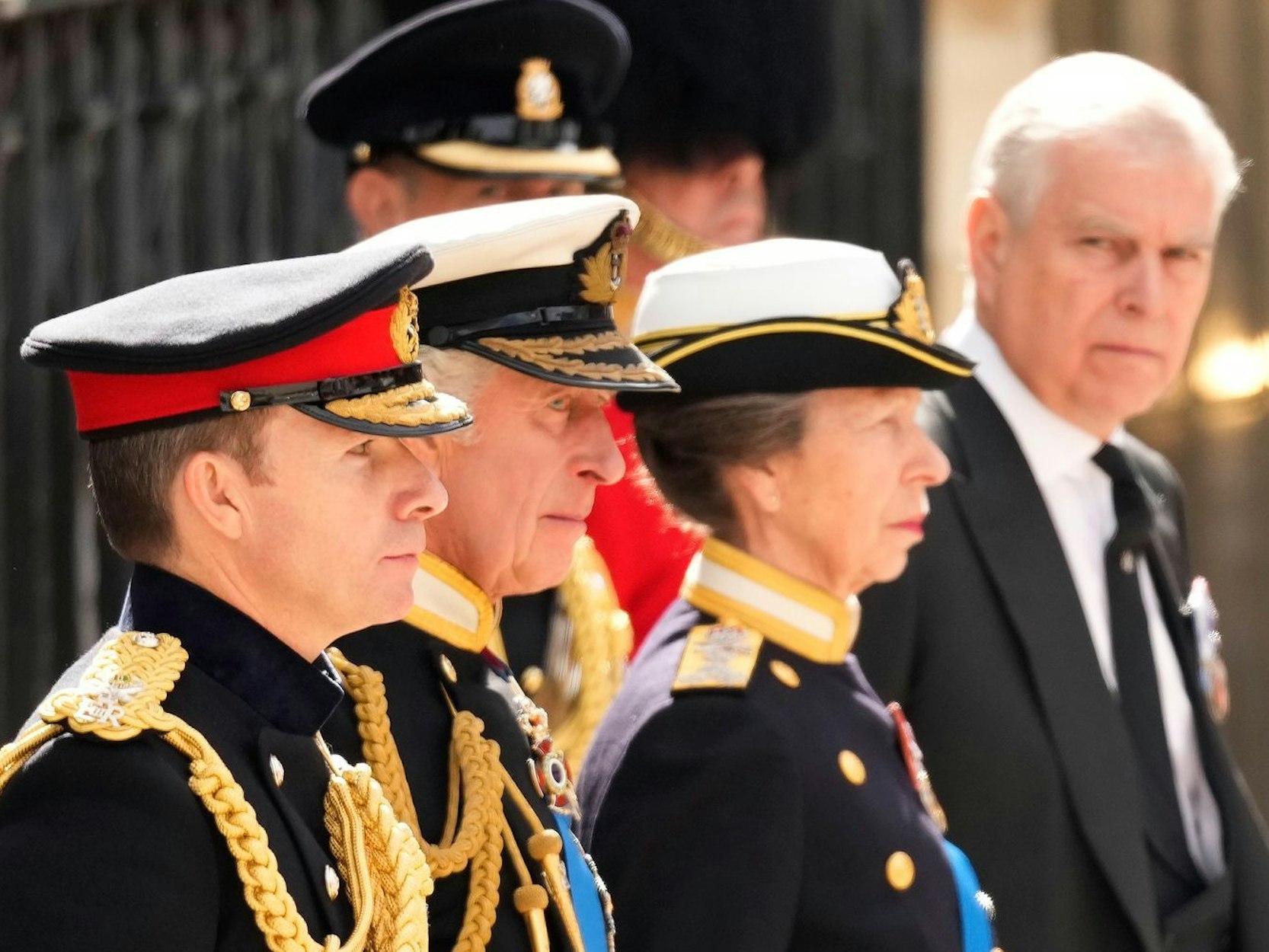 Während König Charles (Zweiter von links) von Prinzessin Anne bei seinen royalen Pflichten unterstützt wird, darf Prinz Andrew (rechts) keine offiziellen Aufgaben mehr übernehmen. (Bild: Getty Images/Christopher Furlong)