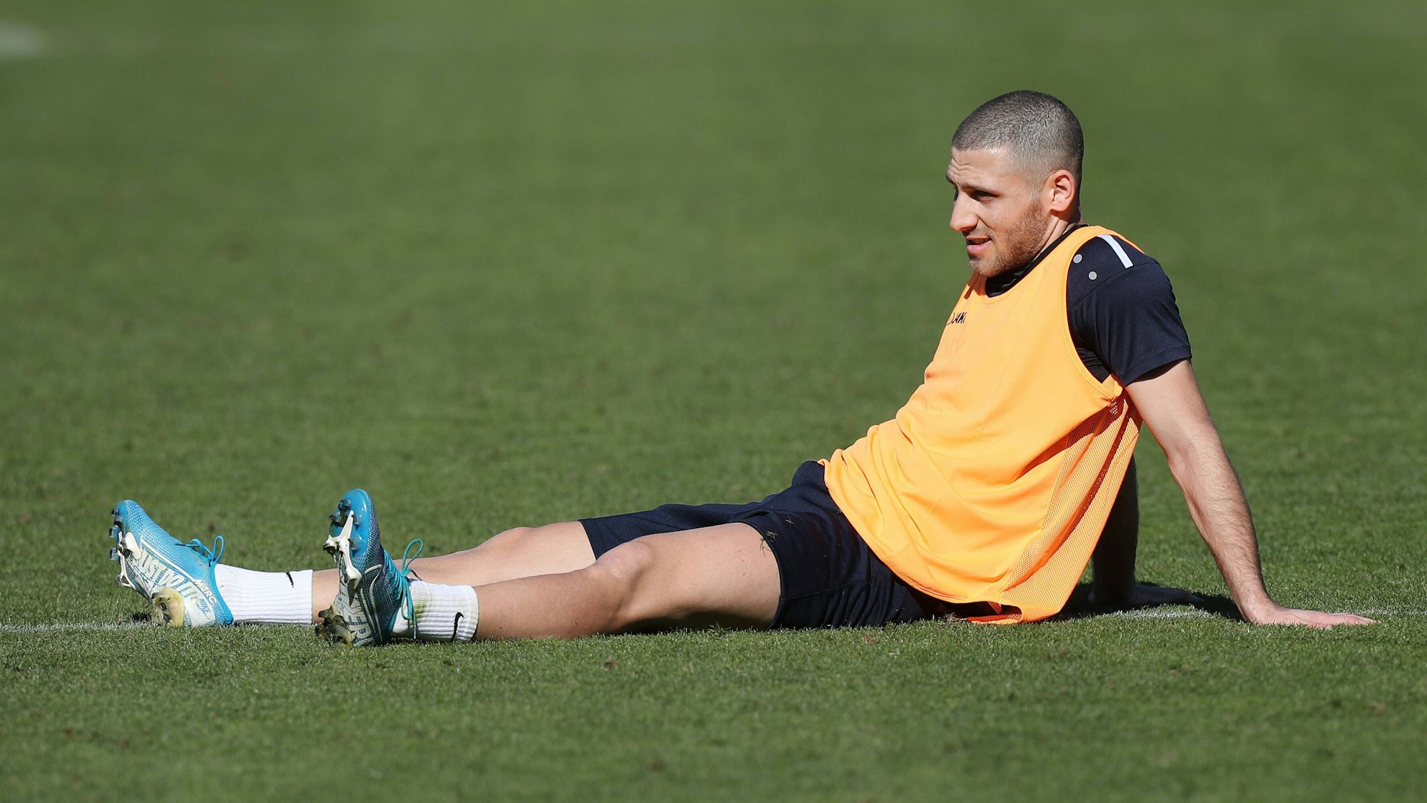 Shon Weissman sitzt beim Training auf dem Rasen.