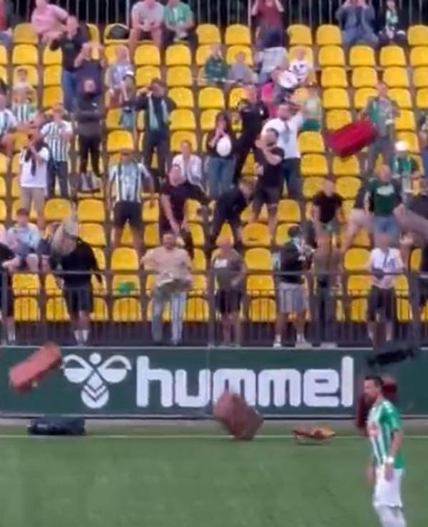 Fans werfen dutzende Koffer auf den Platz