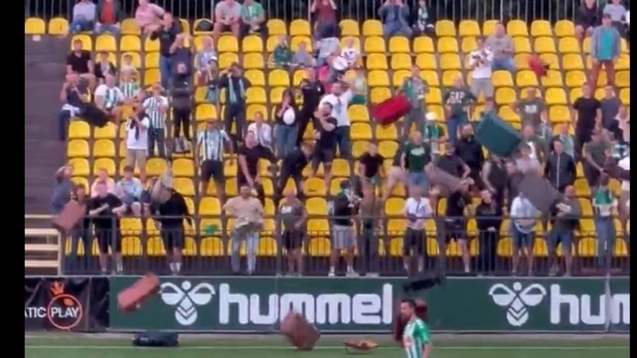 Fans werfen dutzende Koffer auf den Platz