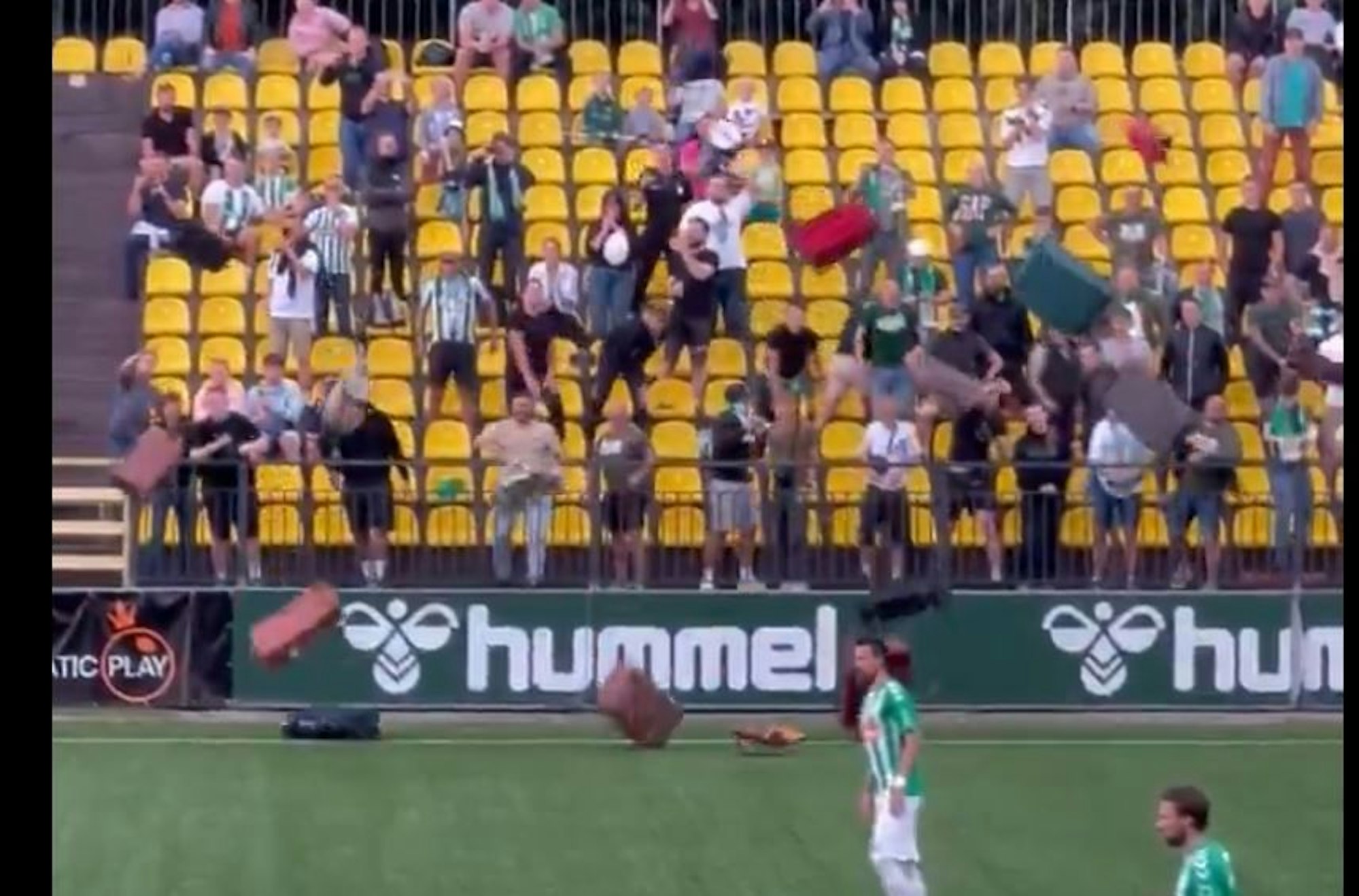 Fans werfen dutzende Koffer auf den Platz