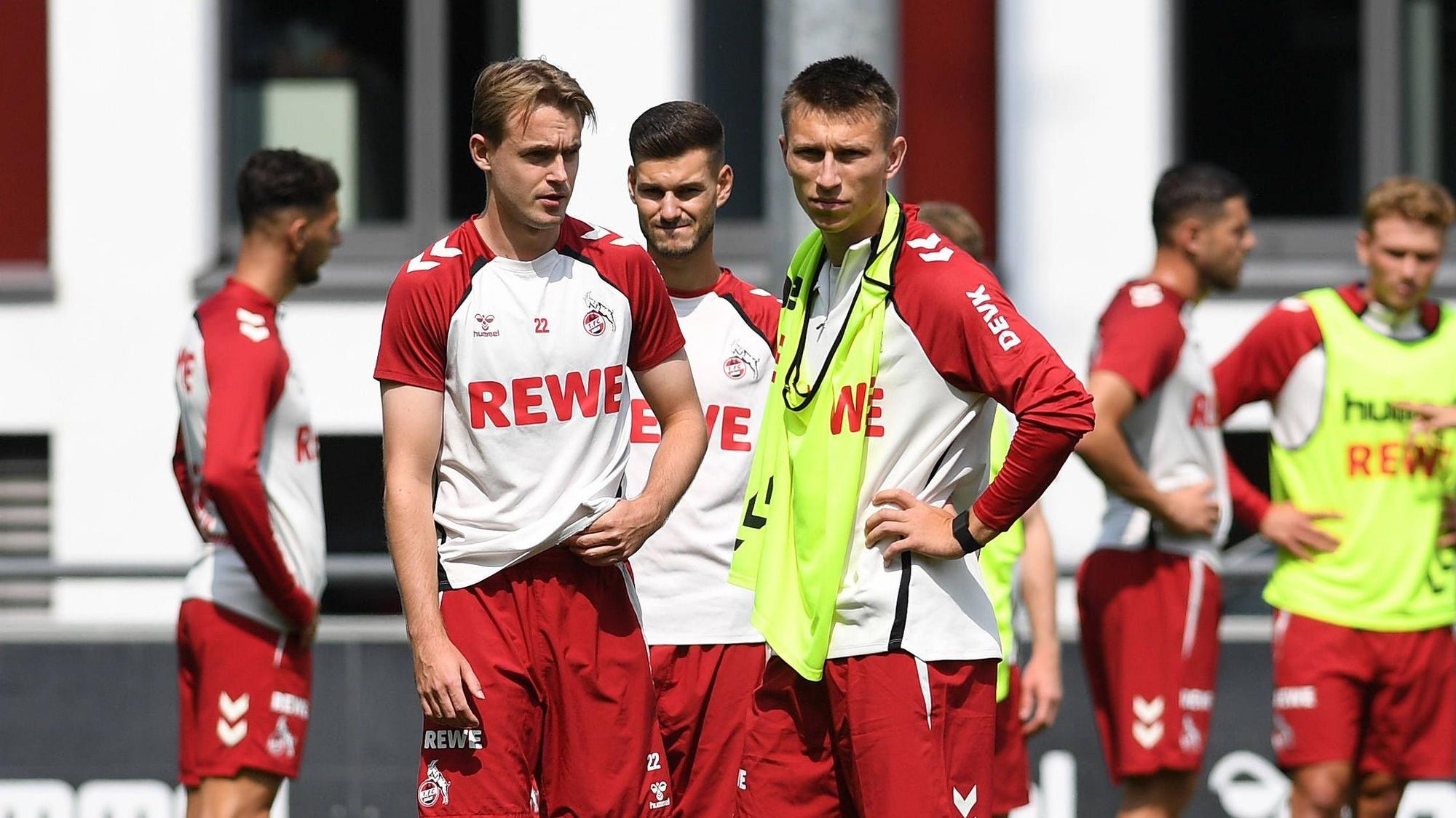 Kristoffer Lund bei seinem ersten FC-Training an der Seite von Jacob Christensen.