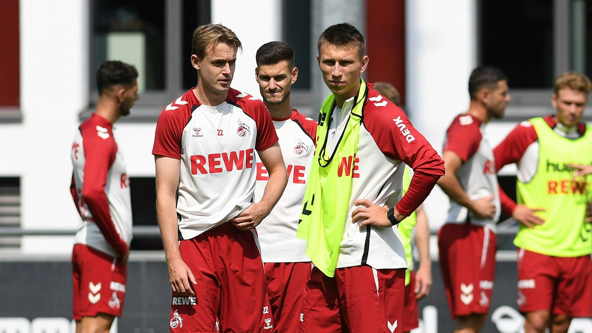 Kristoffer Lund bei seinem ersten FC-Training an der Seite von Jacob Christensen.